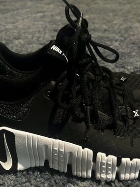 Nike Black & White Women’s Metcon 5